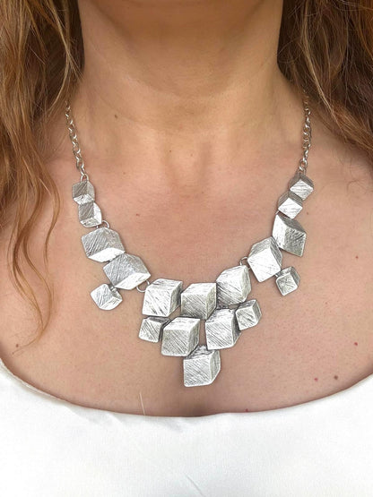 Lightweight Statement: Enjoy the chunky look without the weight. This necklace is crafted for comfortable all-day wear while maintaining a high-impact aesthetic.