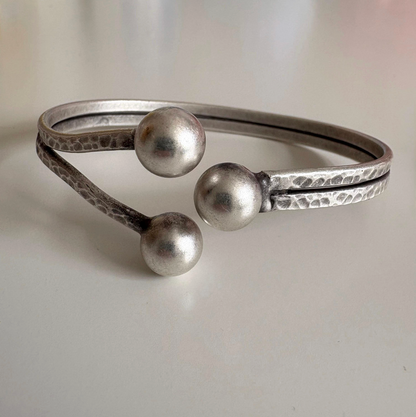 Hammered Cuff Bracelet – Adjustable Minimalist Silver Bangle, Modern Unisex Gift for Her