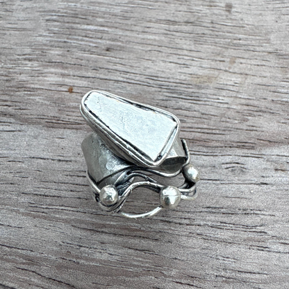Sculptural Brass Ring – Bold Modern Art Design