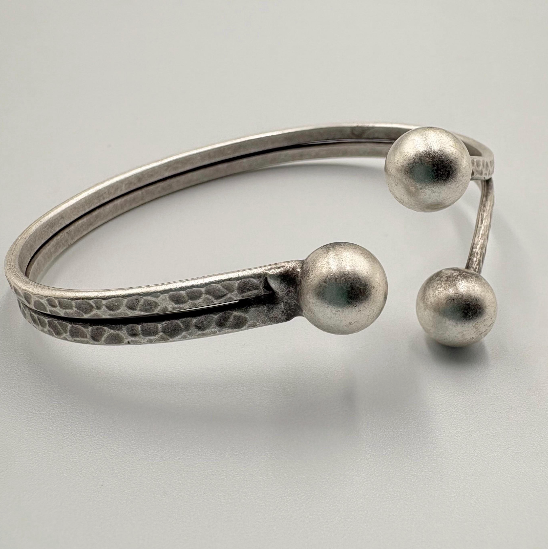 Hammered Cuff Bracelet – Adjustable Minimalist Silver Bangle, Modern Unisex Gift for Her