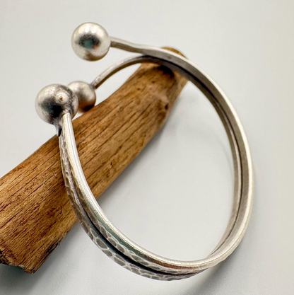 Hammered Cuff Bracelet – Adjustable Minimalist Silver Bangle, Modern Unisex Gift for Her